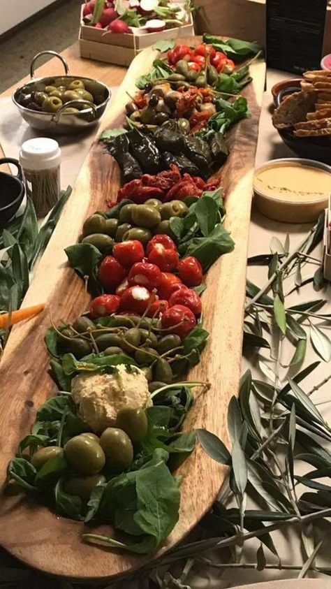 Outdoor Fingerfood Party Appetizers, Outdoor Party Food Ideas, Food Centerpieces, Party Food Buffet, Catering Ideas Food, Charcuterie Inspiration, Giving Gifts, Party Food Platters, Charcuterie And Cheese Board