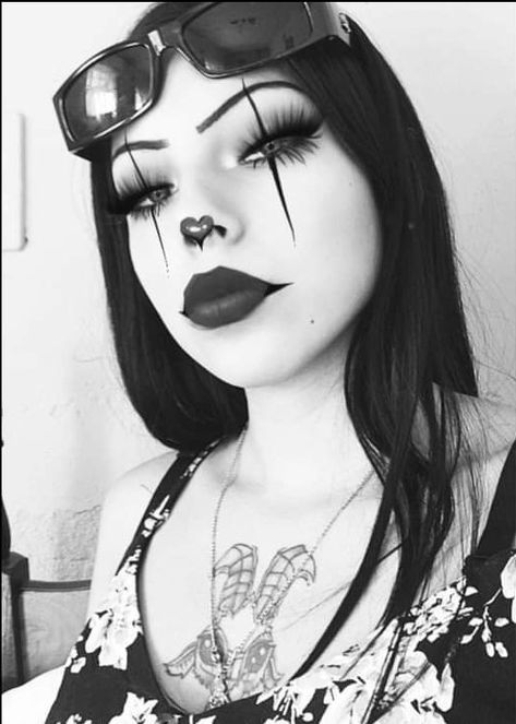 Chicana Makeup, Crazy Halloween Makeup, Gangster Outfit, Cute Clown Makeup, Gangster Clown, Brown Pride, Halloween Memes, Halloween Makeup Pretty, Gangster Girl