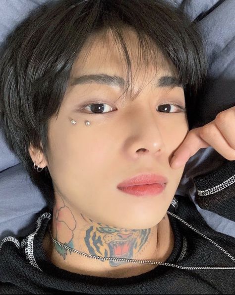 Male Face Piercing, Anti Eye Brow Piercing, Eye Brow Piercing Boy, Anime Boy With Piercings, Anti Eyebrow Piercing Men, Dermal Piercing Men, Piercing Cara, Hyunjin Eyebrow Piercing, Cheekbone Piercing