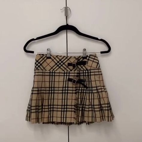 Burberry Skirt Aesthetic, Pleaded Skirt Aesthetic, Burberry Skirt Outfit, Plaid Skirt Aesthetic, Coquette Skirts, Skirts Coquette, Coquette Pants, Burberry Mini Skirt, Russian Outfit