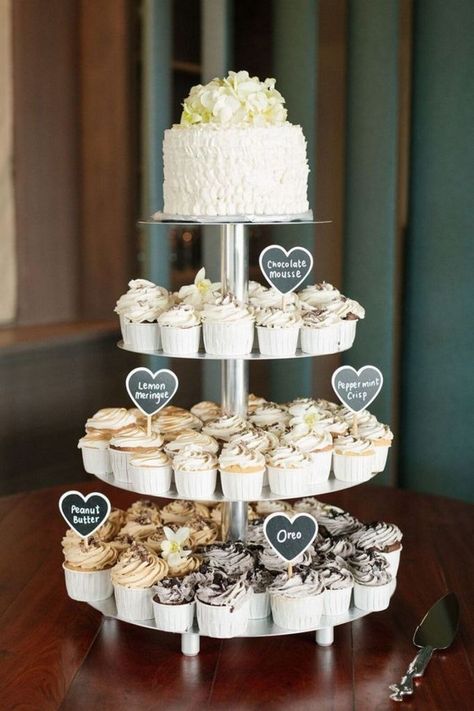 Cupcake Tower Wedding, Small Cupcakes, Small Wedding Cakes, Torte Cupcake, Cupcakes Decorados, Romance Wedding, Cupcake Display, Southern Bride, Cupcake Tower