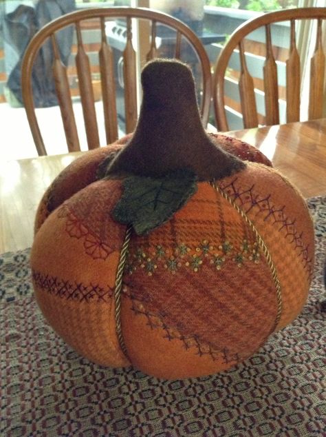 Timeless Traditions: Dawn Arrived Safely... Wool Pumpkins Diy, Wool Pumpkins, Patchwork Pumpkin, Wool Felt Projects, Fall Sewing, Wool Applique Patterns, Primitive Fall, Wool Quilts, Penny Rug