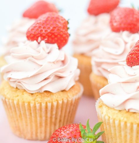 Vanilla Frosting For Cupcakes, Strawberry Swiss Meringue Buttercream, Cupcake With Strawberry, Moist Vanilla Cupcakes, Delicious Strawberry Cake, Frosted Cupcakes, Cookie Deserts, Foo Foo, Vanilla Cupcake Recipe