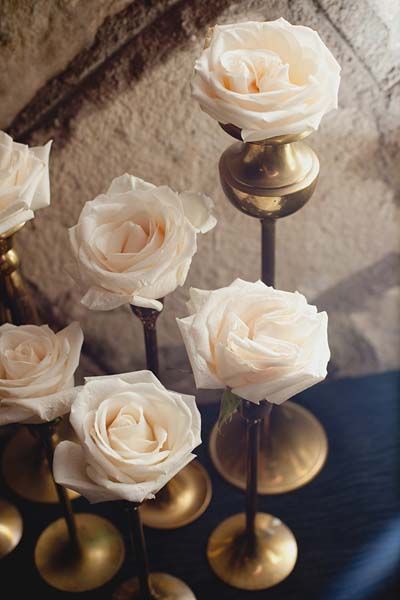 Old Hollywood Glam Wedding Inspiration ⋆ Ruffled Art Deco Wedding Centerpieces, Budget Centerpieces, Art Deco Wedding Inspiration, Single Roses, Hollywood Glam Wedding, Deco Nature, Old Hollywood Glam, Single Rose, Pretty Decor