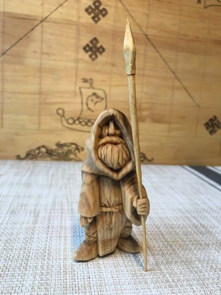 One-eyed old man Woodcarving Ideas, Woodworking Plans Patterns, Whittling Projects, Wood Carving Faces, Simple Wood Carving, Wood Carving For Beginners, Dremel Wood Carving, Chip Carving, Wood Carving Designs