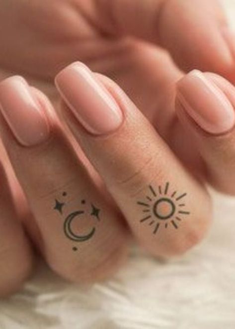 25 Beautiful and Meaningful Finger Tattoos for Women Meaningful Finger Tattoos, Finger Tattoos For Women, Love Finger Tattoo, Flower Finger Tattoos, Simple Finger Tattoo, Finger Tattoo Ideas, Tiny Finger Tattoos, Cute Finger Tattoos, Tattoos Infinity