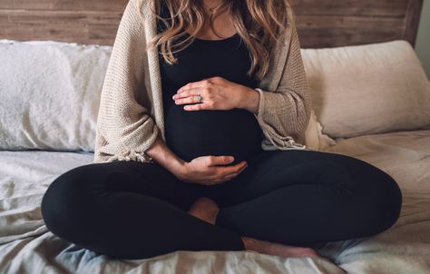 Diy Maternity Photos At Home On Bed, Bump Photo Outfit, Simple Home Maternity Shoot, Maternity Photography Poses Indoors At Home Simple, Lifestyle Home Maternity Session, Family Maternity Pictures At Home, Casual Home Maternity Photos, Cozy Indoor Maternity Photos, Couple Maternity Pictures At Home