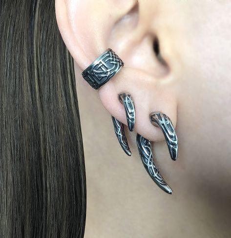 Claw Jewelry, Men's Piercings, Claw Earrings, Earrings Gothic, Jewelry Ear, Cool Piercings, Celtic Earrings, Front Back Earrings, Dragon Claw