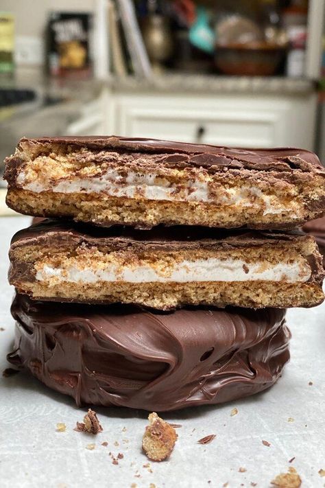 Copycat Moon Pies | "Inspired by the original MoonPie® cookies, this copycat version boasts tender, but slightly crisp graham cracker cookies flavored with the faintest bit of cinnamon, sandwiched around a sweet, chewy marshmallow filling, and dipped in a sweet chocolate glaze." #copycat #copycatrecipes Graham Crackers Recipe, Chocolate Covered Graham Crackers, Marshmallow Filling, Graham Cracker Recipes, Palette Furniture, Moon Pie, Graham Cracker Cookies, Crackers Recipe, Moon Pies