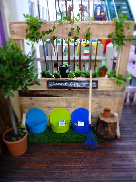 We made this Garden Centre from an old pallet. It also transforms into a shop, theatre, bird hide, kiosk... Garden Centre Role Play Eyfs, Blueberry Nursery, Garden Centre Role Play, Role Play Eyfs, Nursery 2023, Bird Hide, Year 1 Classroom, Preschool Room, Classroom Interior