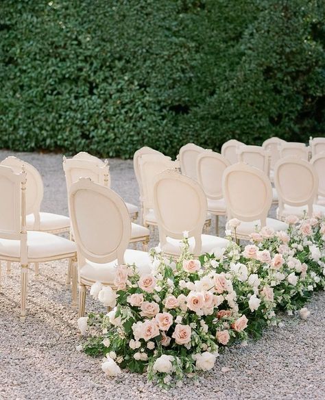 Tuscany Wedding Theme, Wedding Table Setup, Dusty Pink Weddings, Pink Roses Wedding, Blush Wedding Flowers, Aisle Flowers, Wedding Arch Flowers, Spring Wedding Colors, Wedding Floral Centerpieces