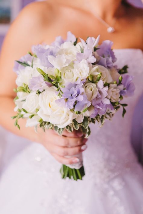 Simple Purple Bouquet, Wedding Bouquet Purple And White, Wedding Cake Light Purple, Purple And White Flower Arrangements, Wedding Purple Flowers, Bouquet Of Flowers Wedding, Lilac Bridal Bouquet, Purple And White Bouquet, Intimate Proposal