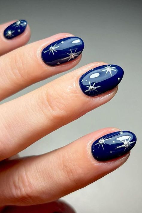 Navy blue nails adorned with silver stars by @nicolarose_beauty offer a distinct allure, radiating a unique and sophisticated vibe that sets them apart from their golden counterparts. Don't miss out on the ultimate navy blue nail inspiration! Head to Nailustrous now to explore our latest article showcasing the best 25 Navy Blue Nails design ideas. Blue Nails Design Ideas, Blue Nail Inspiration, Navy And Silver Nails, Blue Nails Design, Navy Nails Design, Navy Blue Nail Designs, Blue Nail Design, Blue And Silver Nails, Star Nail Designs