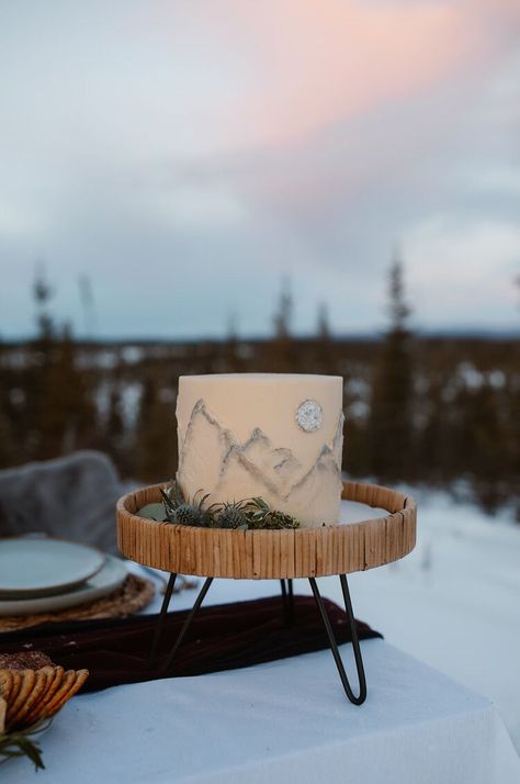 Silver mountain outline on a small cake for an elopement. Winter Elopement + Wedding Inspo. View our blog for more insight on this winter elopement in Alaska. Elopement Wedding Cake, Mountain Themed Wedding, Dog Mushing, Mountain Wedding Cake, Alaskan Wedding, Alaska Dog, Mountain Cake, Alaska Elopement, Rustic Mountain Wedding