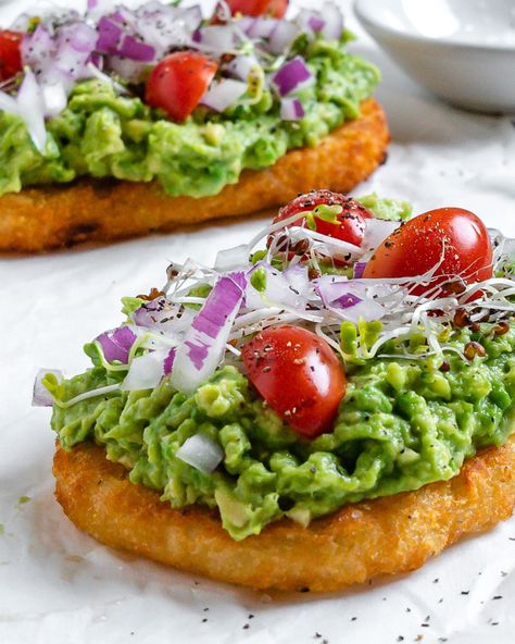 Avocado Hashbrown, Hashbrown Toast, Avocado Toast Recipe, Hashbrown Recipes, Avocado Breakfast, Smashed Avocado, Toast Toppings, Veggie Burgers, Simple Sandwiches