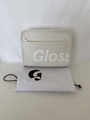 Glossier White Makeup Bag, Glossier Makeup Bag White, Glossier Makeup Bag, Skincare Pouch, Black Skin Makeup, Aesthetic Makeup Bag, Preppy Makeup Bag, Whats In My Makeup Bag, Glossier Bag