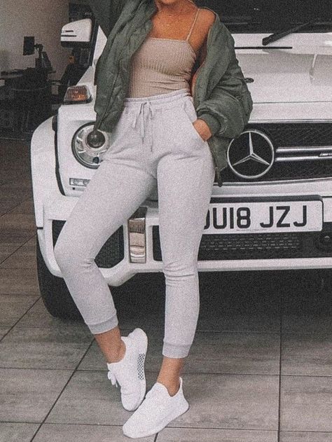 Grey Trackies Outfit, Grey Sweat Pants Outfit, Sweatpants Outfit Girl, Gray Joggers Outfit, Gray Sweatpants Outfit For School, Trackies Outfit, Simplistic Outfits, How To Style Grey Sweatpants, Grey Joggers Outfit