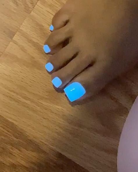 #BLACKLIVESMATTER✊🏾 on Instagram: “( @SHOWYOURCLAWSSSS)😍❤️💅🏾_____________________________________________________________ @showyourclawssss showyourclawssss for daily…” Barbie Blue Nails, Light Blue Toenails, Ice Blue Pedicure, Light Blue Pedicure Toes, Baby Blue Toe Nails, Bright Blue Pedicure, Electric Blue Pedicure, Blue Toenails, Blue Nails Feet Pedicures