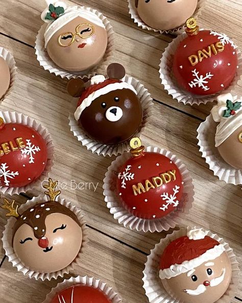 Christmas Hot Cocoa Bomb Decorations, Chocolate Dome, Chocolate Bars Gift, Christmas Cookie Box, Sweets Bar, Diy Hot Chocolate, Hot Chocolate Bomb, Easy Christmas Treats, Hot Chocolate Gifts