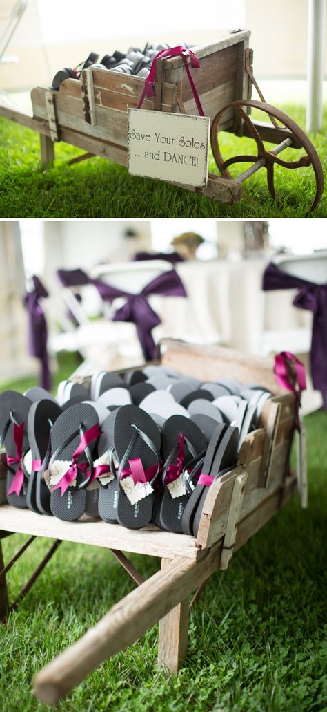 Flip Flop Favors, Diy Outdoor Weddings, Wedding Flip Flops, Boda Diy, Orchid Wedding, Wedding Favors Cheap, Beach Diy, Beach Wedding Favors, Outdoor Wedding Decorations