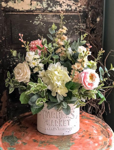 Spring Flower Arrangements Centerpieces, Spring Flower Arrangements, Spring Centerpiece, Diy Arrangements, Floral Arrangements Diy, Flower Arrangements Diy, Silk Flower Arrangements, Beautiful Flower Arrangements, Deco Floral