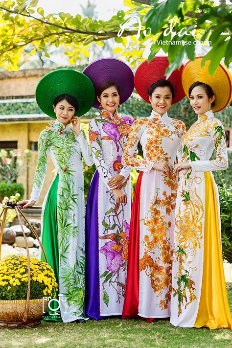 Ao Dai - The traditional dress of Vietnam. Vietnam Culture Traditional Dresses, Vietnam Fashion Outfits, Vietnamese Traditional Clothing Women, Vietnam Traditional Clothes, Vietnam Traditional Dress, Vietnamese Wedding Dress, Ao Dai Vietnamese, Moda China, Vietnamese Fashion