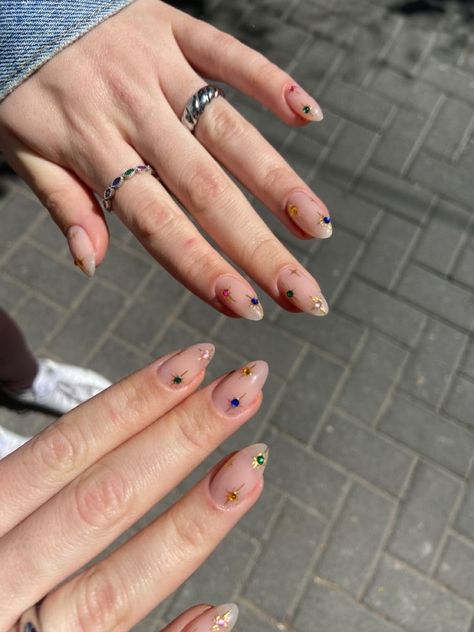 Simple Gem Stone Nails, Coloured Gem Nails, Nail With Sparkle Design, Minimalist Nails With Pearls, Almond Nail Manicure, Dainty Rhinestone Nails, Nail Ideas Stones, Subtle Rhinestone Nails, Colored Gem Nails