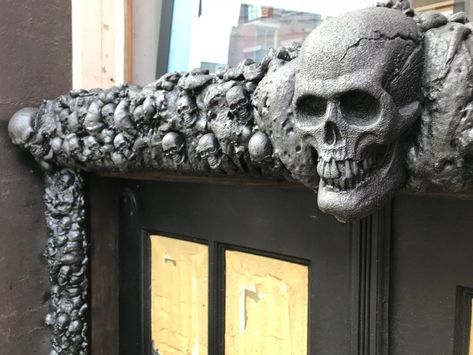 Skull Door Frame Entrance Decoration: 4 Steps (with Pictures) Halloween Yard Displays, Diy Skulls, Entrance Decoration, Halloween Front Doors, Easy Diy Halloween Decorations, Halloween Village, Skull Painting, Halloween Yard, Easy Diy Halloween