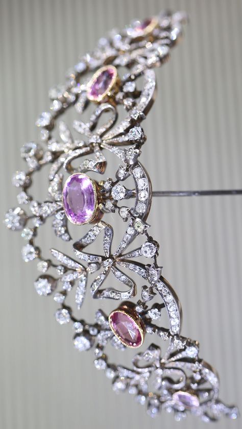 A pink topaz, diamond, and silver-topped gold bowknot tiara, by Joseph Chaumet, circa 1900. Chaumet Tiaras, Tiara Headpieces, Tiaras Jewellery, Royal Crowns, Beautiful Tiaras, Royal Tiaras, Diamond Tiara, Pink Topaz, Royal Jewels