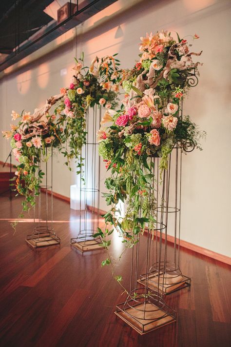 Wedding Ceremony Backdrop Indoor, Ceremony Decorations Indoor, Ceremony Backdrop Indoor, Wedding Ceremony Decorations Indoor, Wedding Pillars, Modern Wedding Ceremony, Wedding Ceremony Backdrop, Church Flowers, Ceremony Flowers