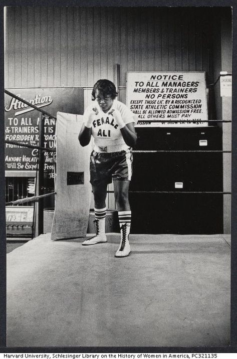 Female Boxer Jackie Tonawanda: Body Guard for Ali at Deer Lake! By: Ken Hissner Female boxer Jackie Tonawanda’s name was brought to this writer’s attention Female Boxers Women Boxing, Woman Boxer, African American Inspiration, Vintage Boxer, Female Boxers, Black Sisters, Black Image, Great Women, Woman Standing