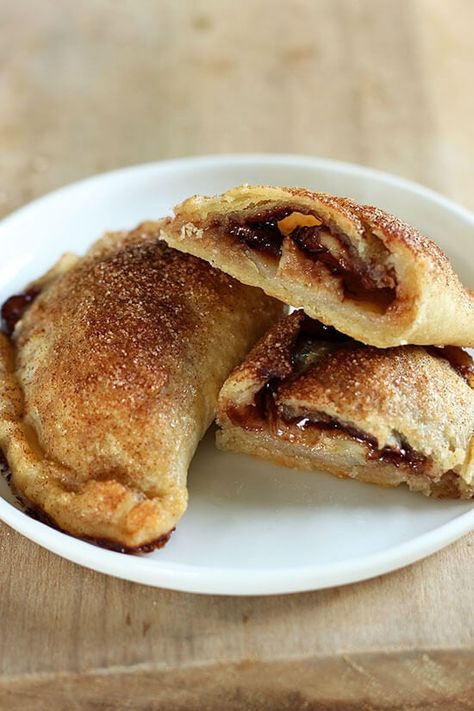 Banana Nutella Dessert Empanadas - SO ooey, gooey, and delicious! Dessert Empanadas, Breakfast Desserts, Empanadas Dough, Nutella Desserts, Beef Empanadas, Banana Nutella, Homemade Dough, Empanadas Recipe, Ooey Gooey