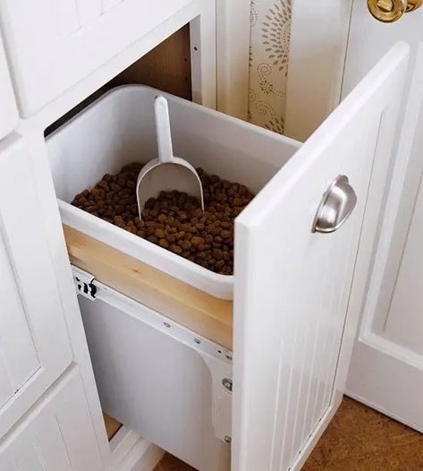 10 DIY Projects for Dog Lovers – REASONS TO SKIP THE HOUSEWORK Diy Pet Food Storage, Diy Storage Containers, Dry Food Storage, Pet Food Storage, Diy Kitchen Island, Dog Door, Cool Diy Projects, Fun Diy, Diy Stuffed Animals