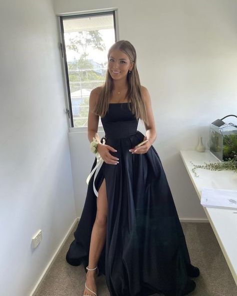 Beautiful Black Prom Dresses, Strapless Grad Dresses, Sleek Prom Dress Classy, Black Grad Dress Long, Ruched Prom Dress, Black Prom Dresses Simple, Structured Prom Dress, Prom Dress Colors For Brunettes, Prom Dresses Sweetheart Neckline