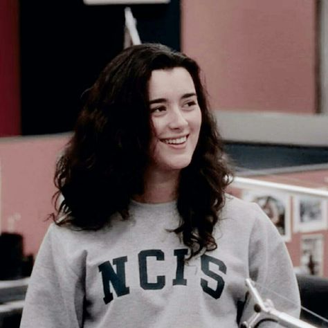 Early introduction to Cote on NCIS Ncis Funny, Ziva And Tony, Ziva David, Detective Aesthetic, Michael Weatherly, Castle Tv, Elle Fanning, Just Smile, Blue Box