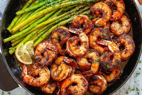 Shrimp Meals, Tender Asparagus, Smoker Ideas, Blackened Shrimp, Lemon Zucchini, Juicy Shrimp, Healthy Beef, Shrimp And Asparagus, Skillet Recipes