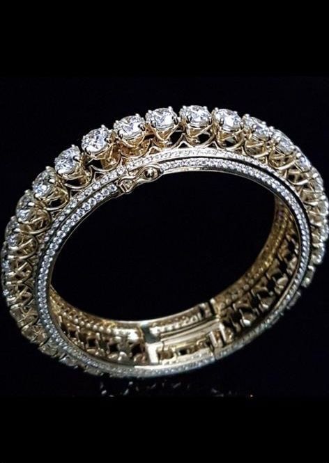 Solitaire Bangles, Diamond Bangles Design, Diamond Bangle Design, Diamond Chocker, Unique Diamond Wedding Rings, Ring Enhancers, Antique Bangles, Bangle Design, Jewellery Bangles