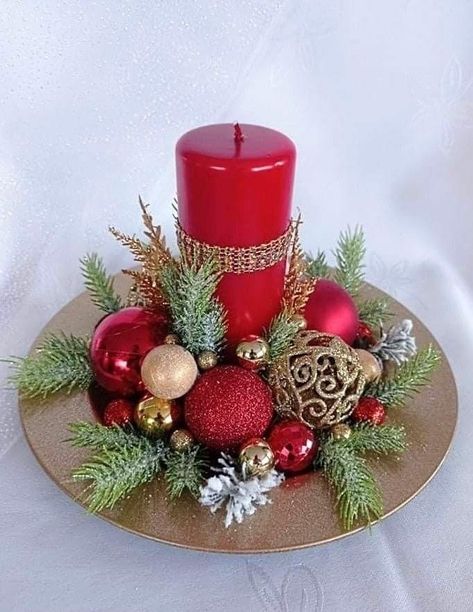 Christmas Centerpieces Cheap, Christmas Decorations Centerpiece, Christmas Centers, Deco Table Noel, Christmas Candle Decorations, Christmas Flower Arrangements, Christmas Table Centerpieces, Christmas Floral Arrangements, Christmas Centerpieces Diy