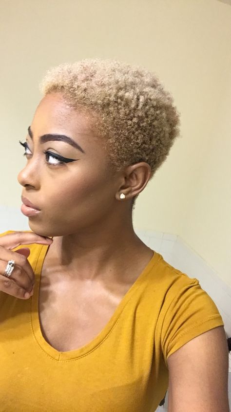 Blonde For Dark Skin, Pixie Natural Hair, Natural Hair Blonde, Curls Ideas, Blonde Twa, Black To Blonde, Women Haircut, Natural Hair Blowout, Blonde Natural Hair