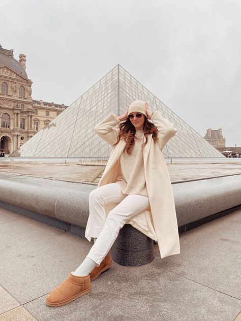 Paris fashion Louvre Museum Pose Ideas, Louvre Museum Photoshoot, The Louvre Photoshoot, Louvre Museum Photography, Louvre Poses, Louvre Museum Photo Ideas, Louvre Pictures Ideas, Louvre Outfit Ideas, Louvre Museum Outfit