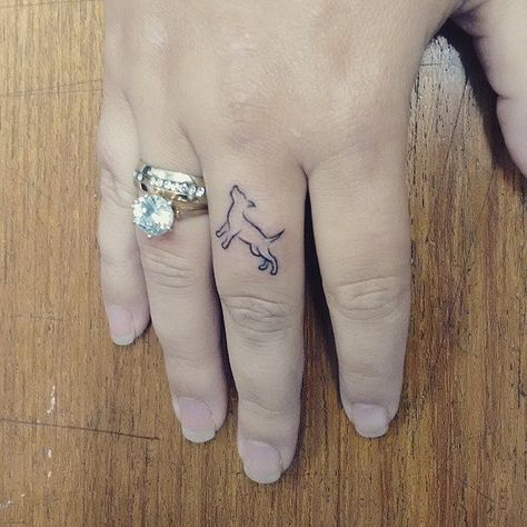 Tattoo Fe, Small Dog Tattoos, Tiny Finger Tattoos, Dachshund Tattoo, Dog Memorial Tattoos, Small Finger Tattoos, Finger Tattoo For Women, Finger Tattoo Designs, Finger Tattoo