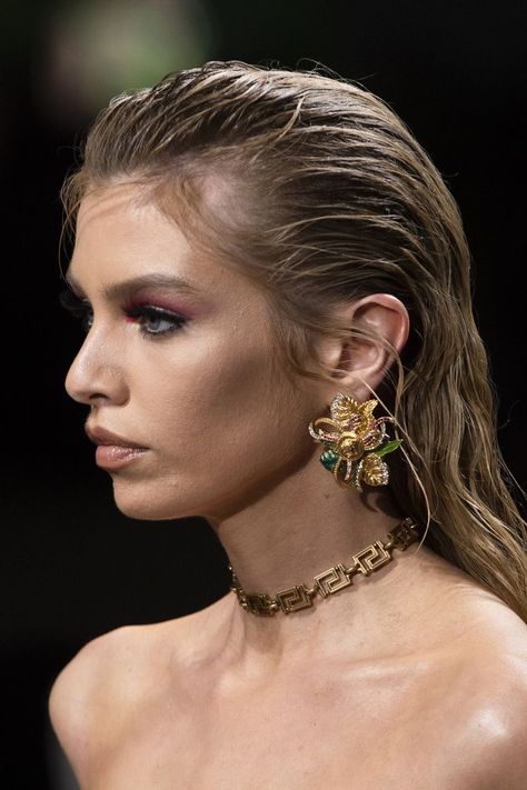 Model Hairstyles Runway, Fashion Show Hairstyles, Guard Makeup, Runway Hairstyles, Milan Fashion Week Spring 2020, High Fashion Hair, Accessories 2020, Runway Hair, Couture Hairstyles