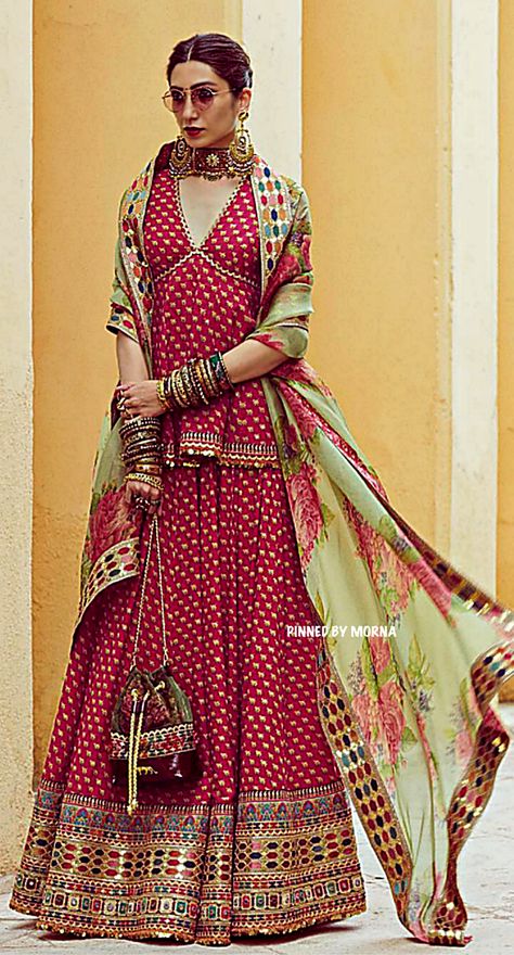 Chundri Dresses Ideas, Sabyasachi Sharara, Dresses Anarkali, Sabyasachi Mukherjee, Indian Outfits Lehenga, Casual Indian Fashion, Blouse Designs Indian, Indian Dresses Traditional, Traditional Indian Outfits