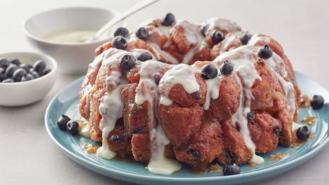 Pillsbury™ refrigerated blueberry sweet biscuits with icing make this new twist on monkey bread "berry" delicious. Top it with a sweet cream cheese icing and fresh blueberries to complete this perfect brunch treat. Pillsbury Ideas, Pillsbury Desserts, Cream Cheese Monkey Bread, Brunch Treats, Pizza Braid, Berry Desserts, Sweet Brunch, Adobo Recipe, Chicken Adobo