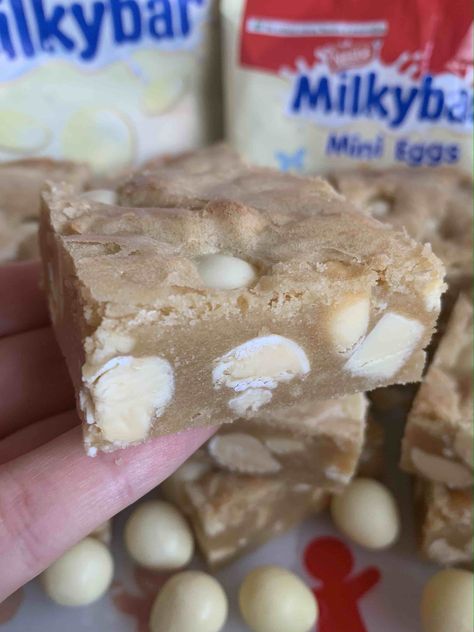 Mini Egg Blondies, Mini Egg Recipes, Brownie Blondie, Blondie Recipes, Milky Bar, Bourbon Biscuits, Brownie Recipes Healthy, Lemon Cake Recipe, Blondies Recipe