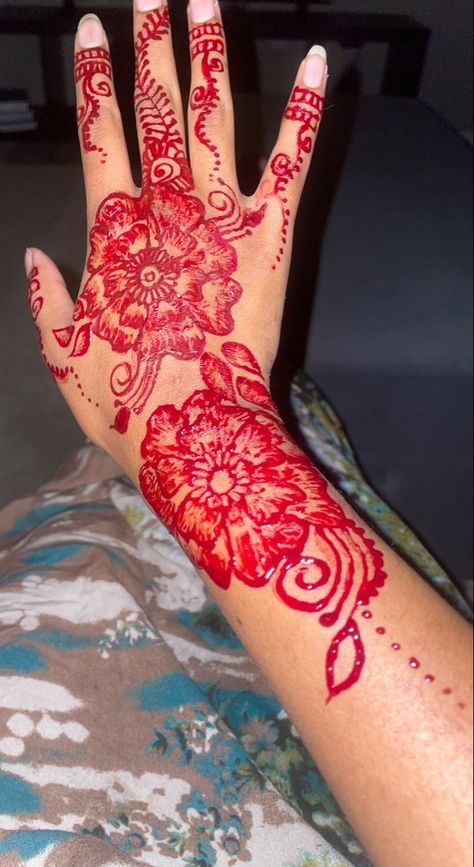 Red Hena Tato Desain, Red Henna Tattoo Designs, Red And Black Henna Design, Henna Designs Red, Henna Designs Black Women, Somali Henna Designs, Red Henna Tattoo, Red Henna Designs, Pink Henna