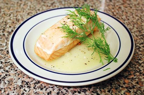 poached salmon 3 Poached Halibut, Salmon Poached, Poached Fish, Salmon Bites, Halibut Recipes, Poached Salmon, Cook More, Lemon Salmon, Salmon Filet