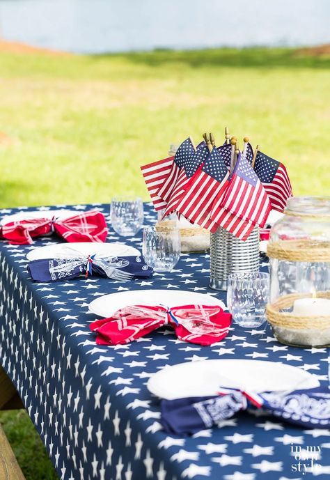 patriotic backyard picnic table idea Picnic Tablecloth, Fourth Of July Decor, Outdoor Eating, 4th Of July Decorations, Memorial Day Weekend, Outdoor Table Settings, Table Set Up, 4th Of July Party, Own Style