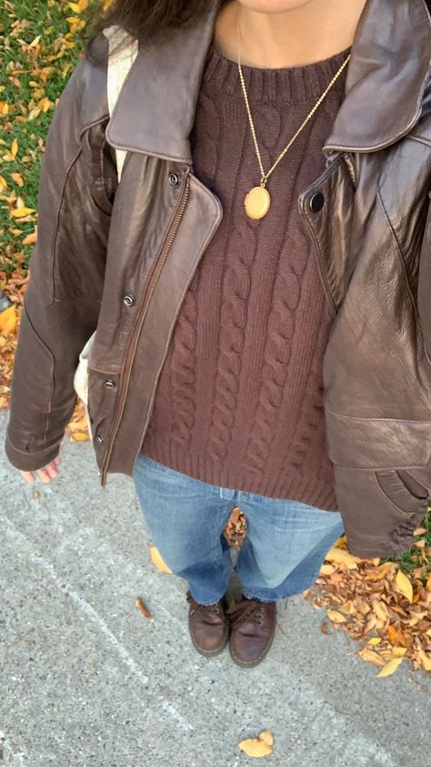 Outfit Ideas With Brown Jacket, Rory Gilmore Leather Jacket, Rory Gilmore Brown Jacket, Brown Knit Outfit, Vintage Brown Leather Jacket Outfit, Brown Knit Sweater Outfit, Rory Gilmore Jacket, Brown Leather Jacket Aesthetic, Sweater Autumn Outfit