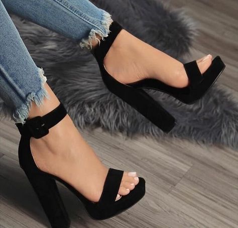 Chunky Heel Platform Sandals, Hak Tinggi, Heels Aesthetic, Fashion Shoes Heels, Shoes Heels Classy, Cute Shoes Heels, Black Shoes Heels, Heels Outfits, Black Block Heels